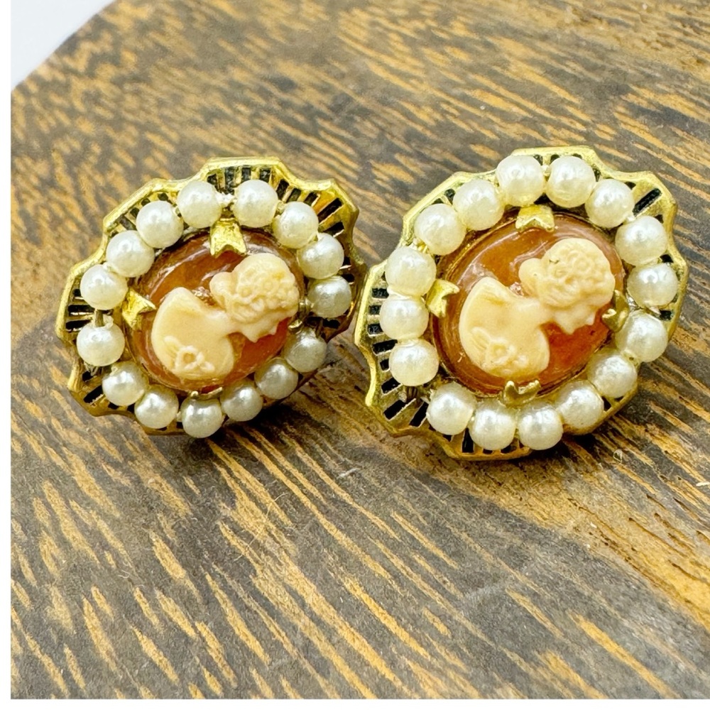 Vintage Victorian revival gold tone cameo earrings screw back resin faux pearl